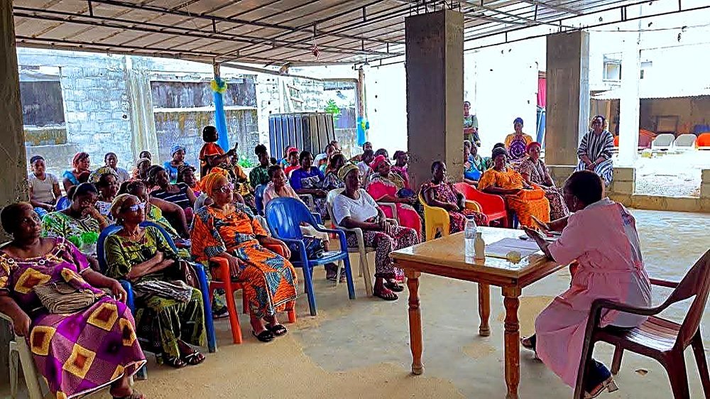 Assemblée de femmes lors d'une journée de sensibilisation ASEF-CI