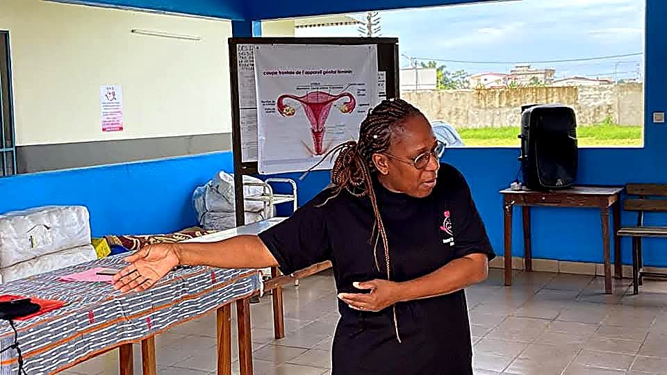 Mme KOUDOU en pleine sensibilisation à Kouté Village